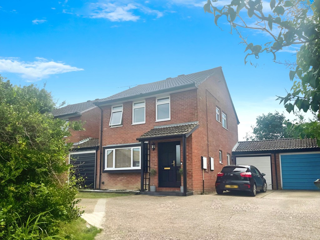 4 bed link detached house for sale in Chennells Way, Horsham