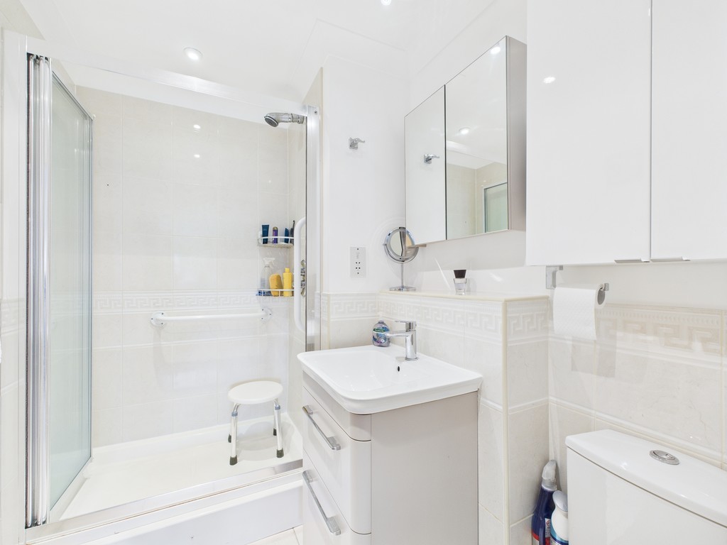 2 bed apartment for sale in Kings Gate, Horsham  - Property Image 5
