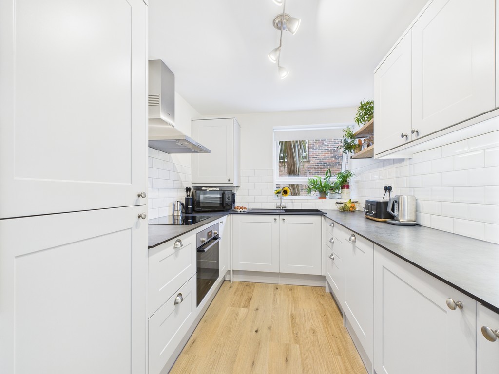 2 bed apartment for sale in Ayshe Court Drive, Horsham  - Property Image 4