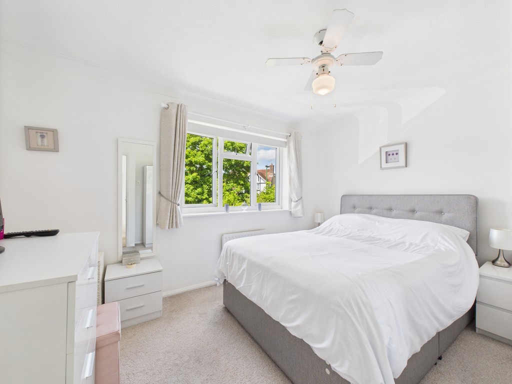 2 bed end of terrace house for sale in Park Farm Close, Horsham  - Property Image 13