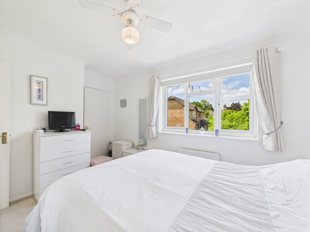 2 bed end of terrace house for sale in Park Farm Close, Horsham  - Property Image 5