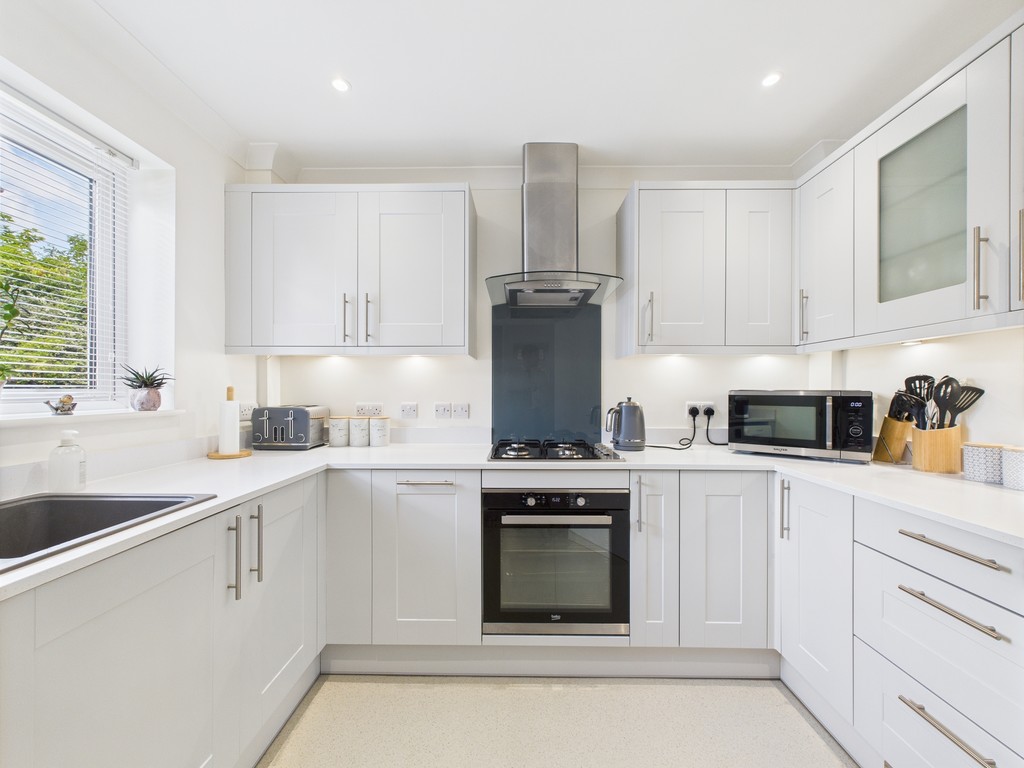 2 bed end of terrace house for sale in Park Farm Close, Horsham  - Property Image 2