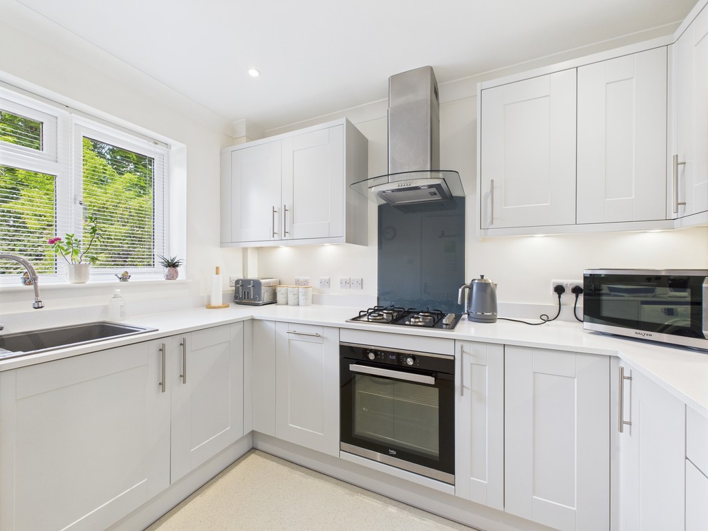 2 bed end of terrace house for sale in Park Farm Close, Horsham  - Property Image 11