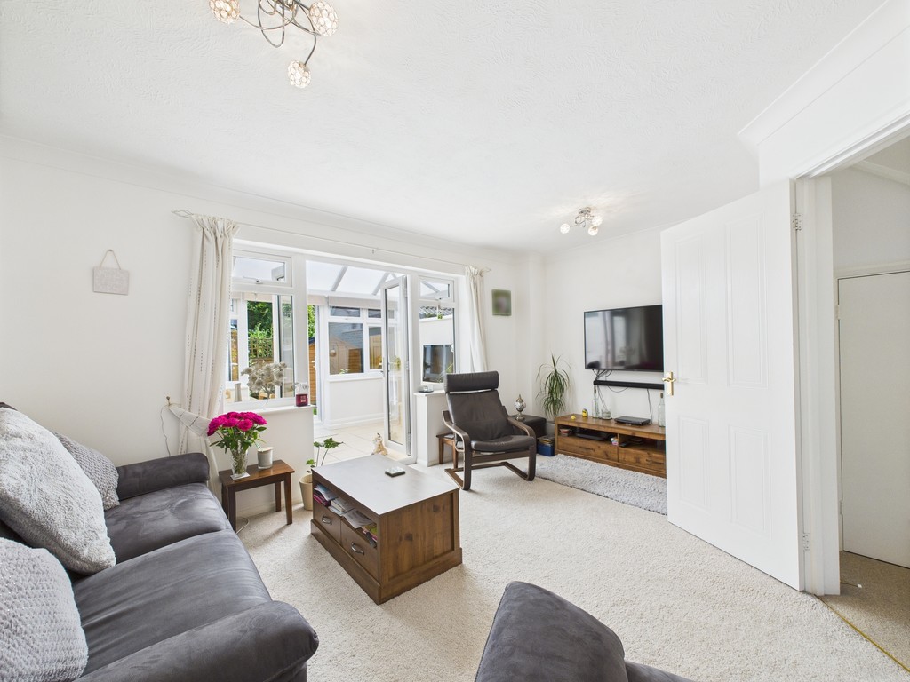 2 bed end of terrace house for sale in Park Farm Close, Horsham  - Property Image 3