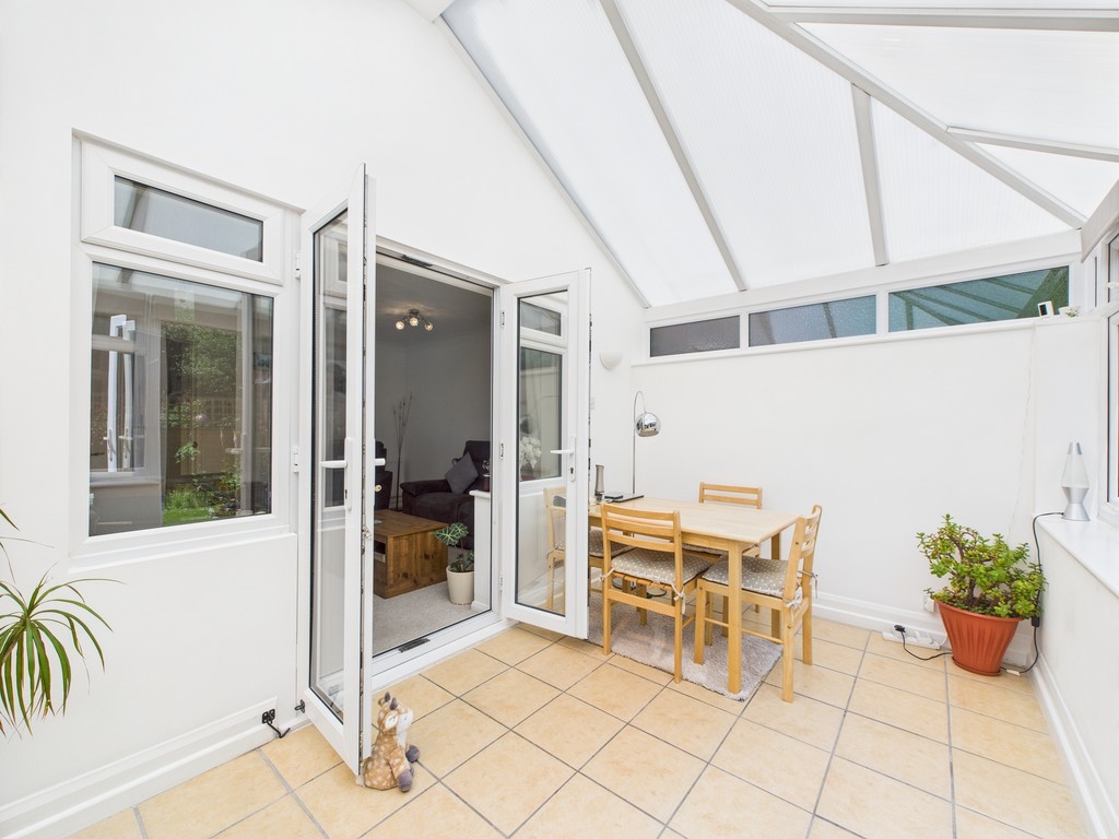 2 bed end of terrace house for sale in Park Farm Close, Horsham  - Property Image 4