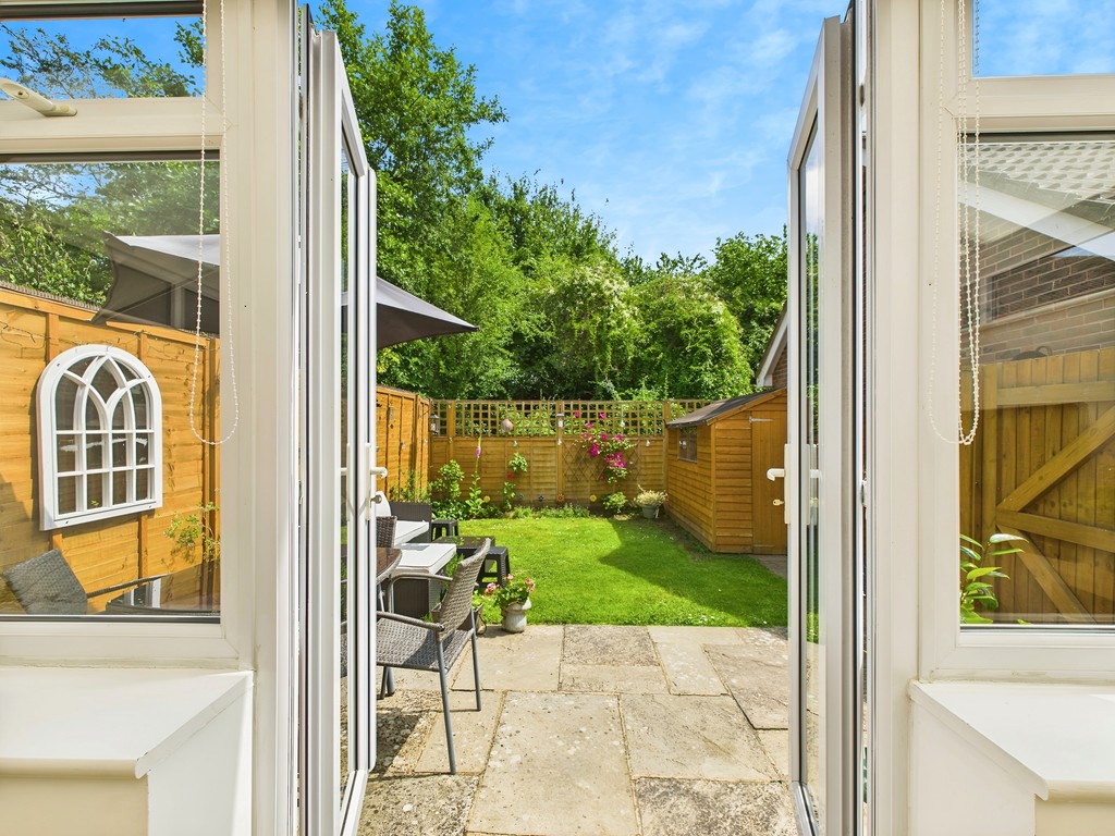 2 bed end of terrace house for sale in Park Farm Close, Horsham  - Property Image 17