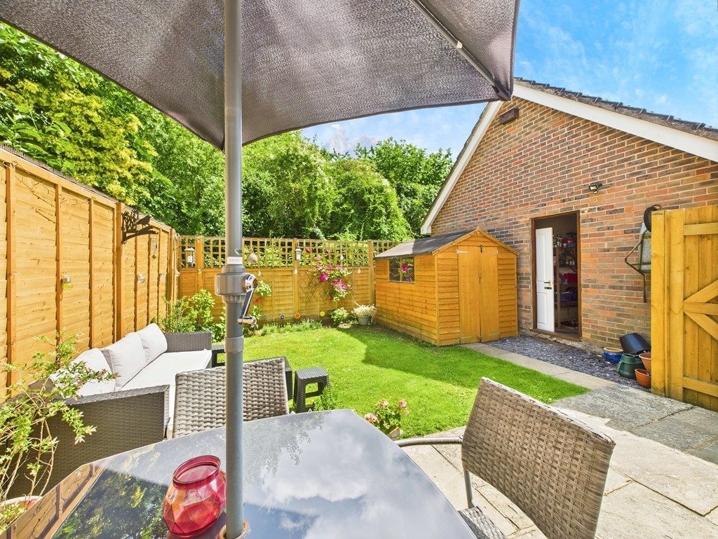 2 bed end of terrace house for sale in Park Farm Close, Horsham  - Property Image 10