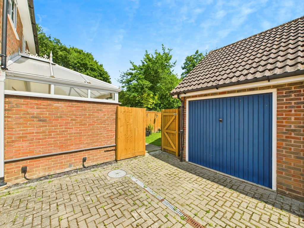 2 bed end of terrace house for sale in Park Farm Close, Horsham  - Property Image 9