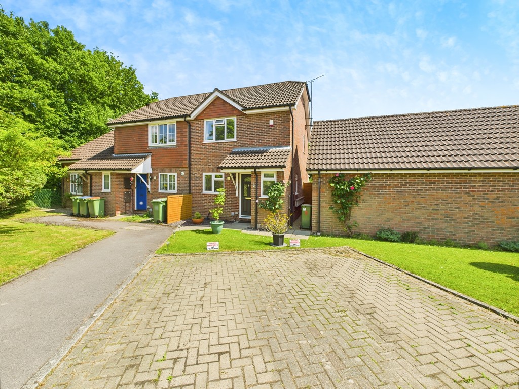 2 bed end of terrace house for sale in Park Farm Close, Horsham  - Property Image 8