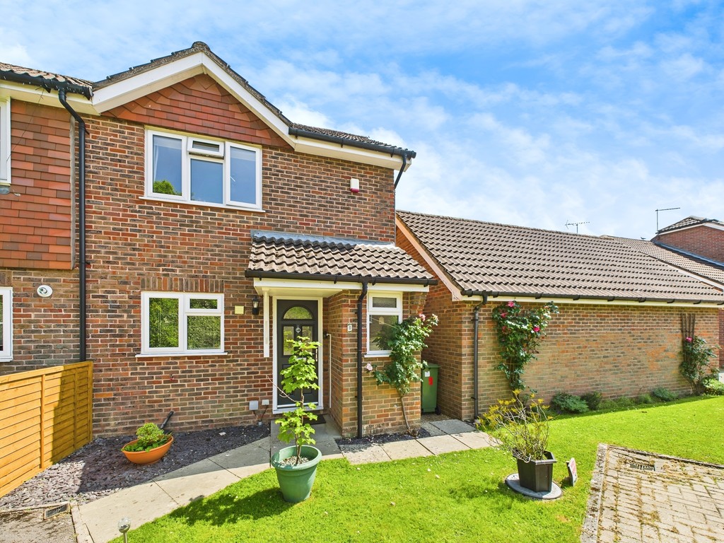 2 bed end of terrace house for sale in Park Farm Close, Horsham
