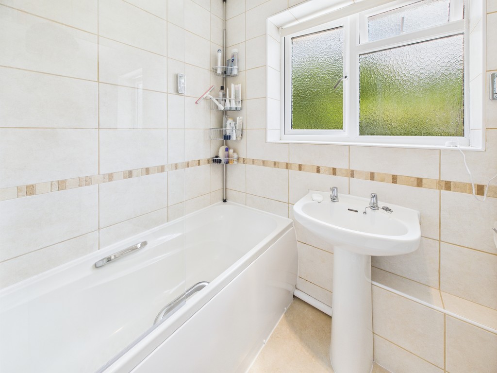 2 bed end of terrace house for sale in Park Farm Close, Horsham  - Property Image 7