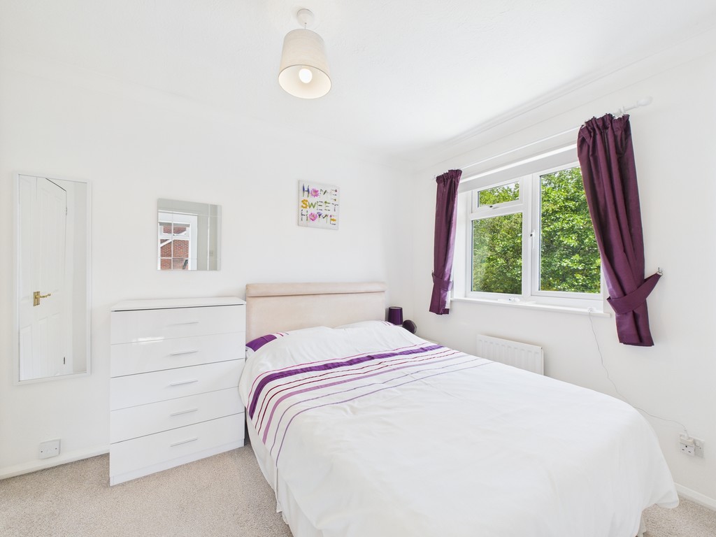 2 bed end of terrace house for sale in Park Farm Close, Horsham  - Property Image 6