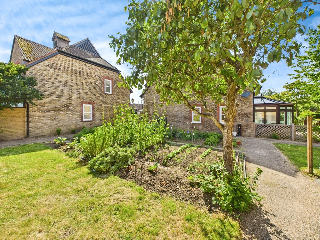 2 bed end of terrace house for sale in Bluecoat Pond, Christs Hospital  - Property Image 12