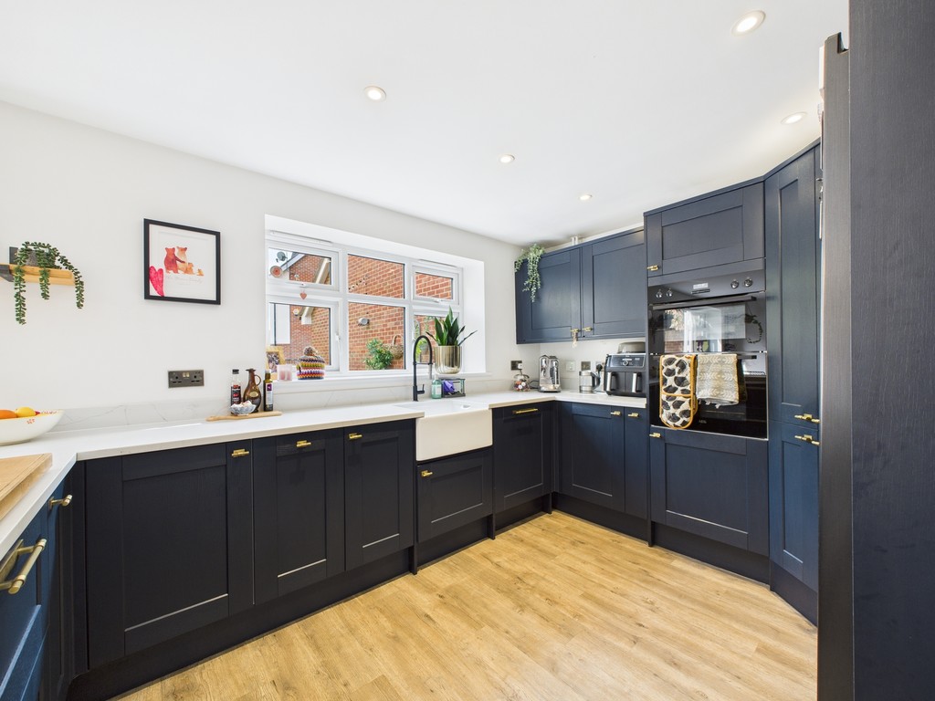 5 bed detached house to rent in Ellis Road, Broadbridge Heath  - Property Image 7