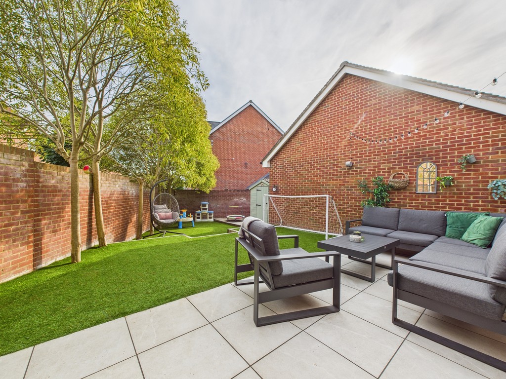 5 bed detached house to rent in Ellis Road, Broadbridge Heath  - Property Image 9