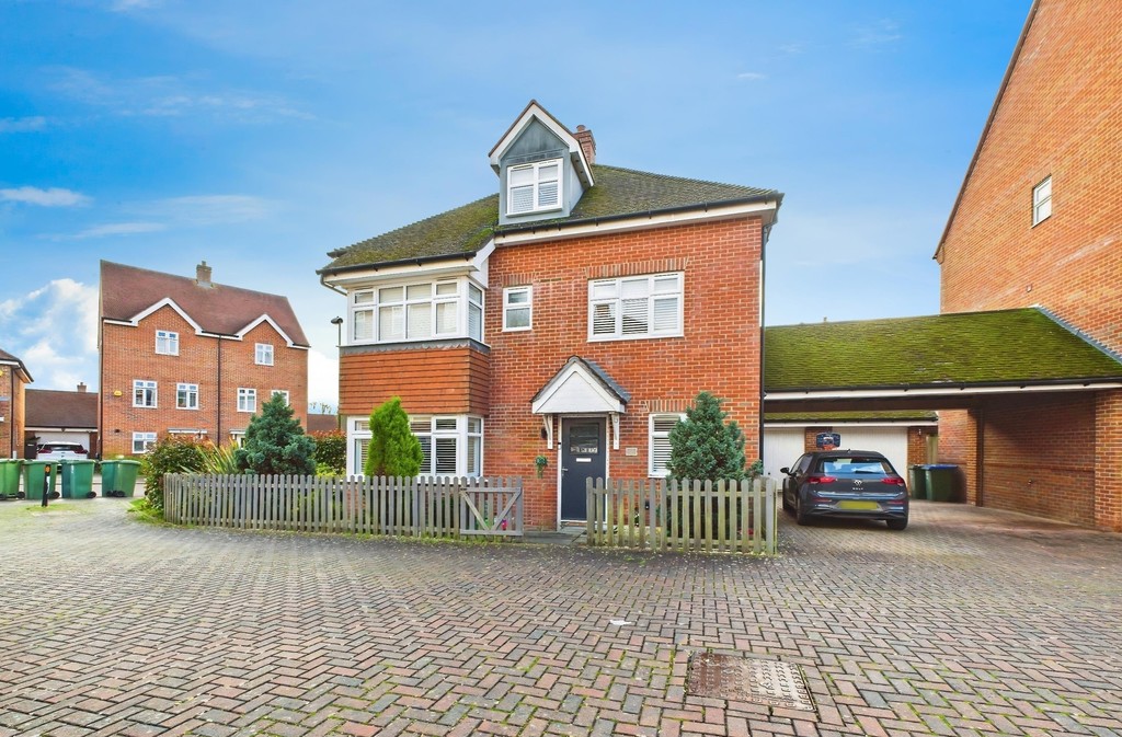 5 bed detached house to rent in Ellis Road, Broadbridge Heath