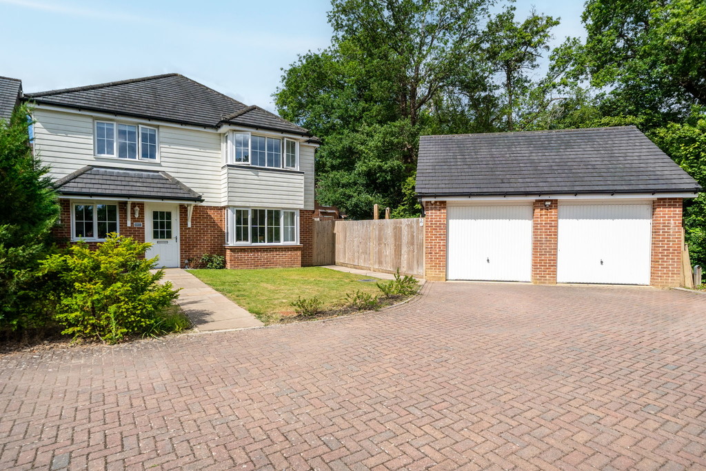 4 bed detached house for sale in Roman Lane, Southwater