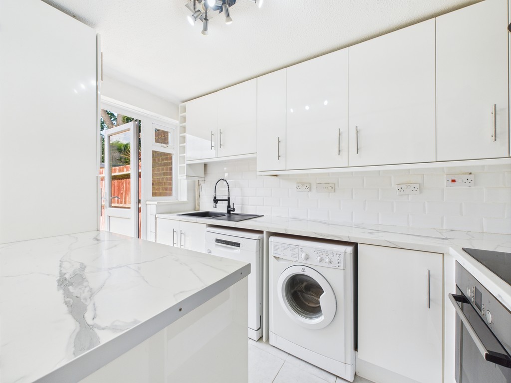 3 bed terraced house for sale in Sycamore Avenue, Horsham  - Property Image 4