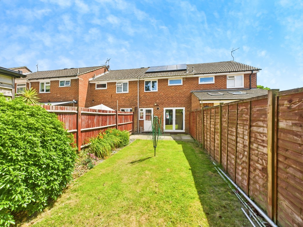3 bed terraced house for sale in Sycamore Avenue, Horsham  - Property Image 9