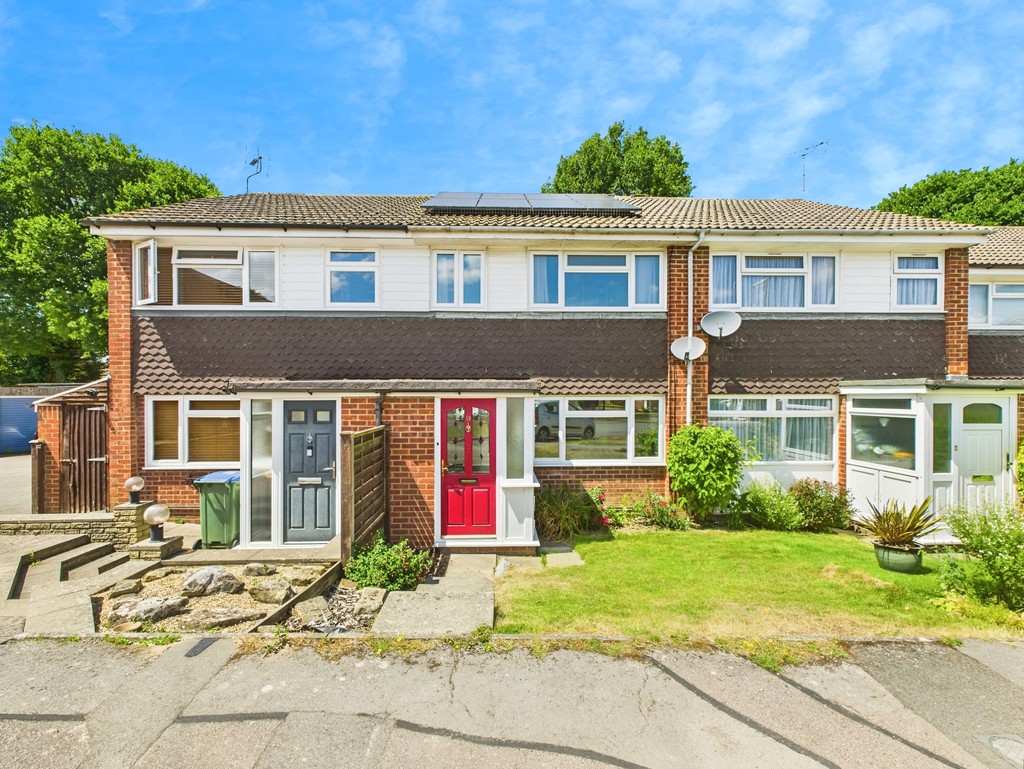 3 bed terraced house for sale in Sycamore Avenue, Horsham  - Property Image 1
