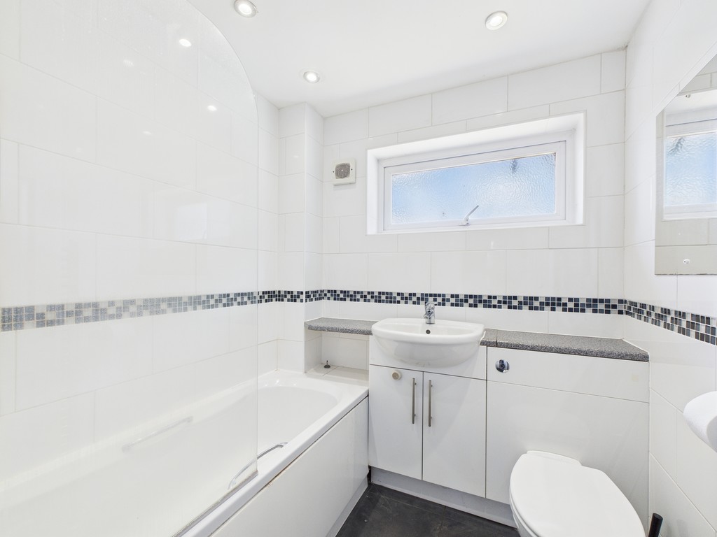 3 bed terraced house for sale in Sycamore Avenue, Horsham  - Property Image 7