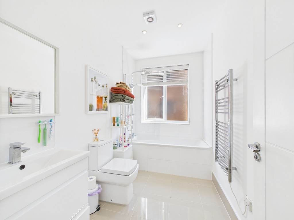 2 bed apartment for sale in Holmes Park, North Street, Horsham  - Property Image 6