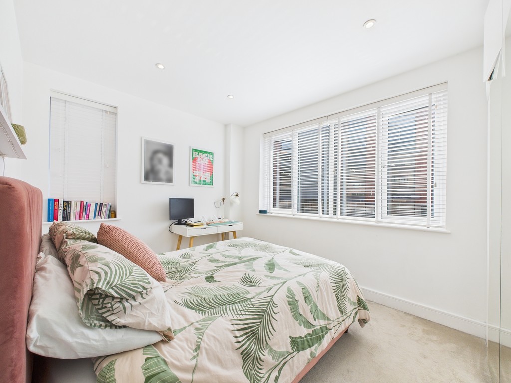 2 bed apartment for sale in Holmes Park, North Street, Horsham  - Property Image 4