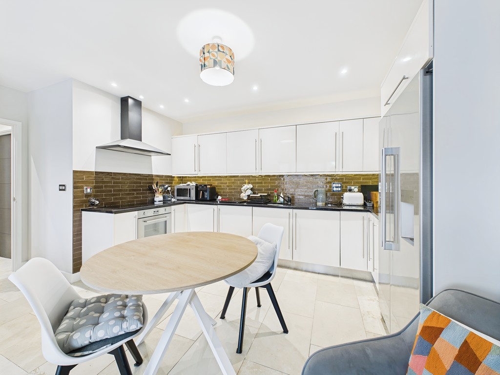 2 bed flat for sale in Bolnore Village, Haywards Heath  - Property Image 4