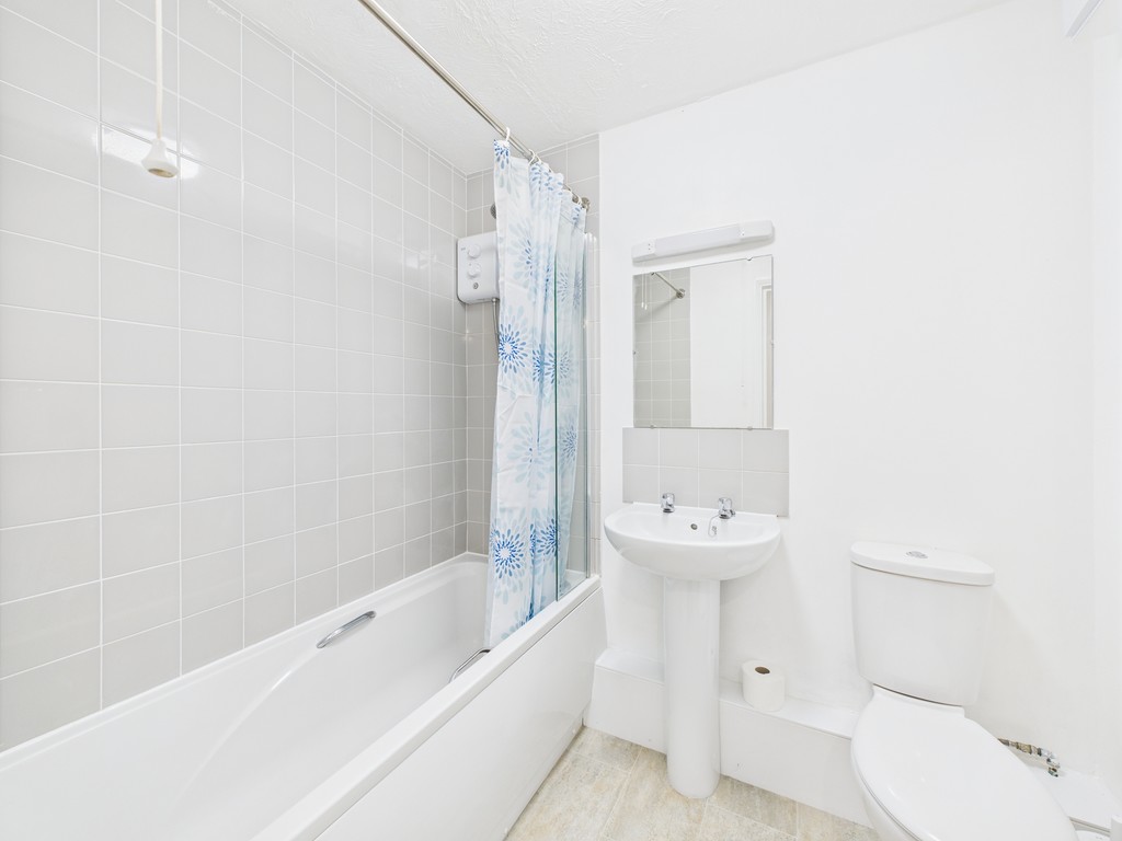 2 bed ground floor flat to rent in Abbotsbury Court, Horsham, RH13  - Property Image 10