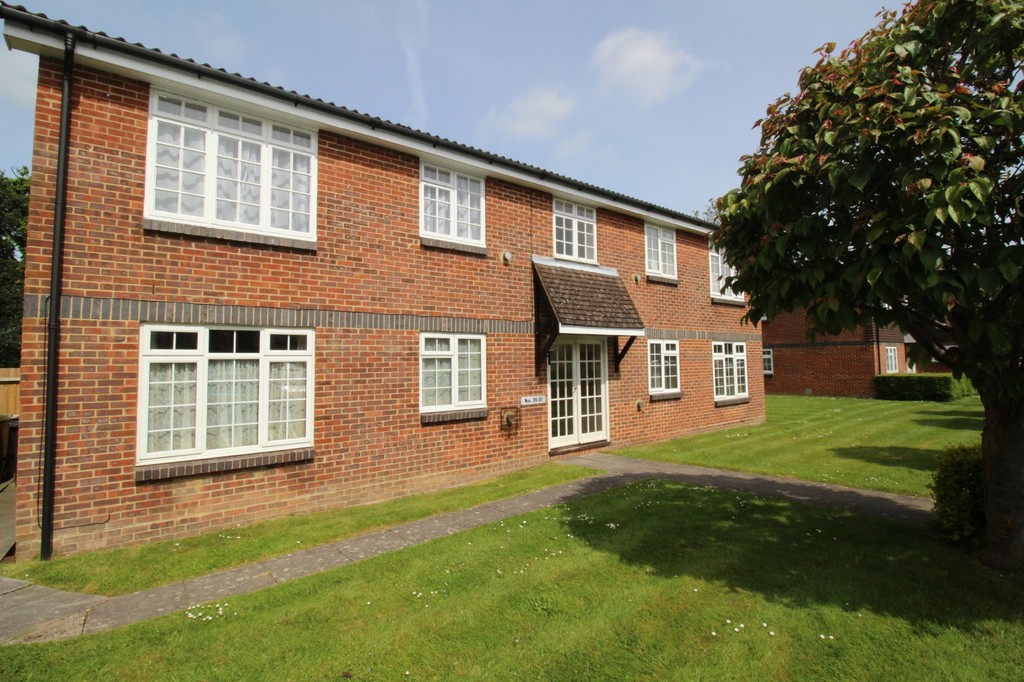 2 bed ground floor flat to rent in Abbotsbury Court, Horsham, RH13 - Property Image 1