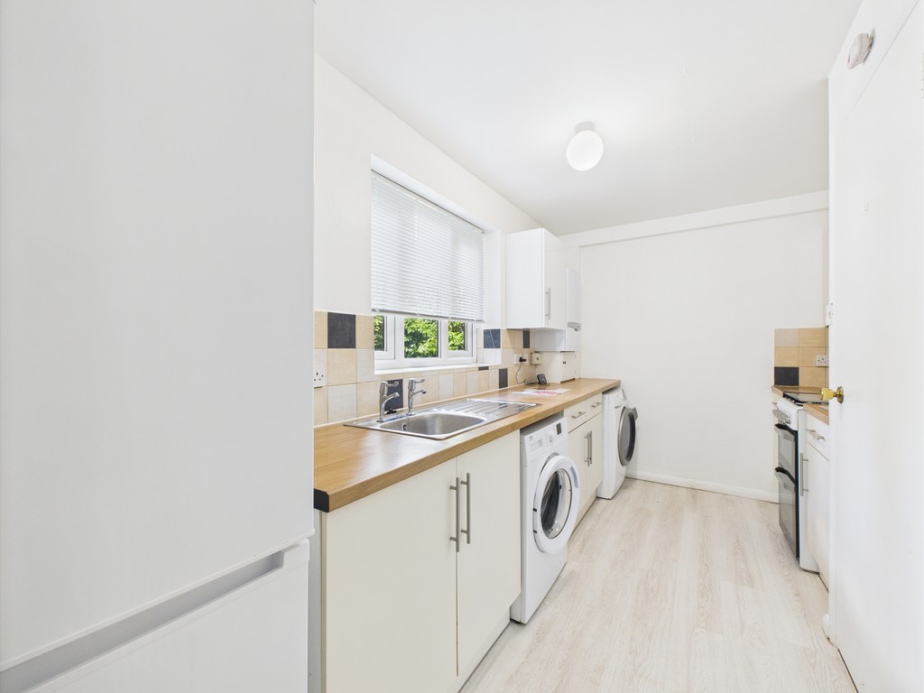2 bed ground floor flat to rent in Abbotsbury Court, Horsham, RH13  - Property Image 2