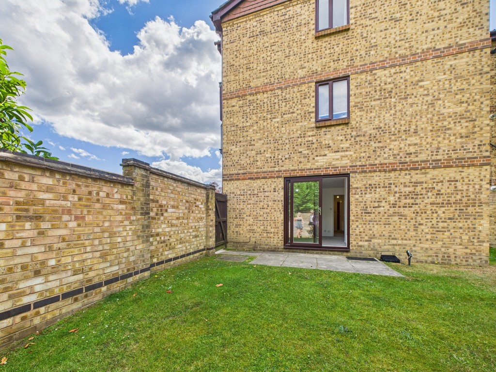 2 bed ground floor flat to rent in Abbotsbury Court, Horsham, RH13  - Property Image 3