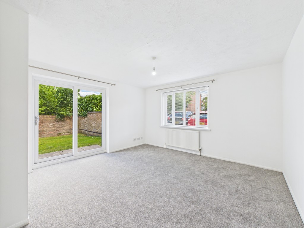 2 bed ground floor flat to rent in Abbotsbury Court, Horsham, RH13  - Property Image 4