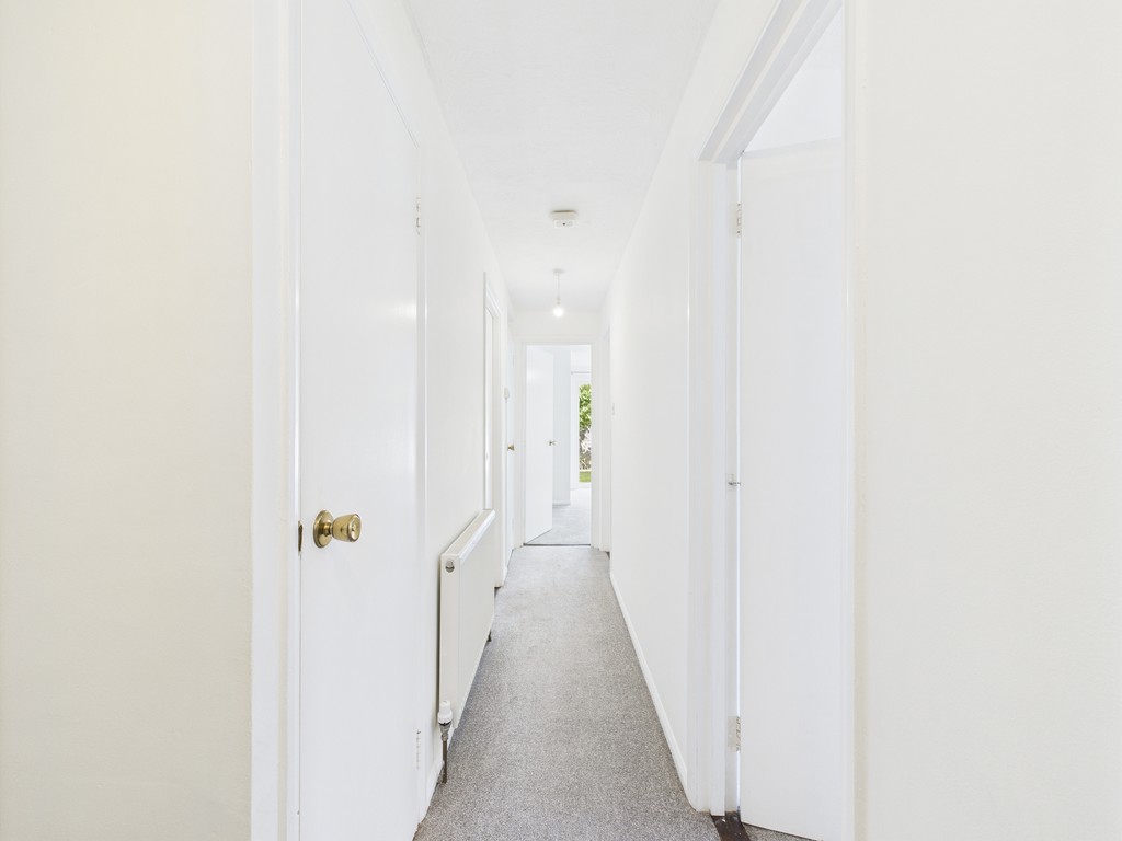 2 bed ground floor flat to rent in Abbotsbury Court, Horsham, RH13  - Property Image 5