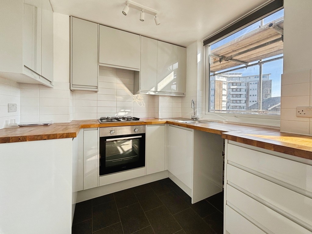 2 bed flat to rent in Furze Hill House, Furze Hill, Hove  - Property Image 2