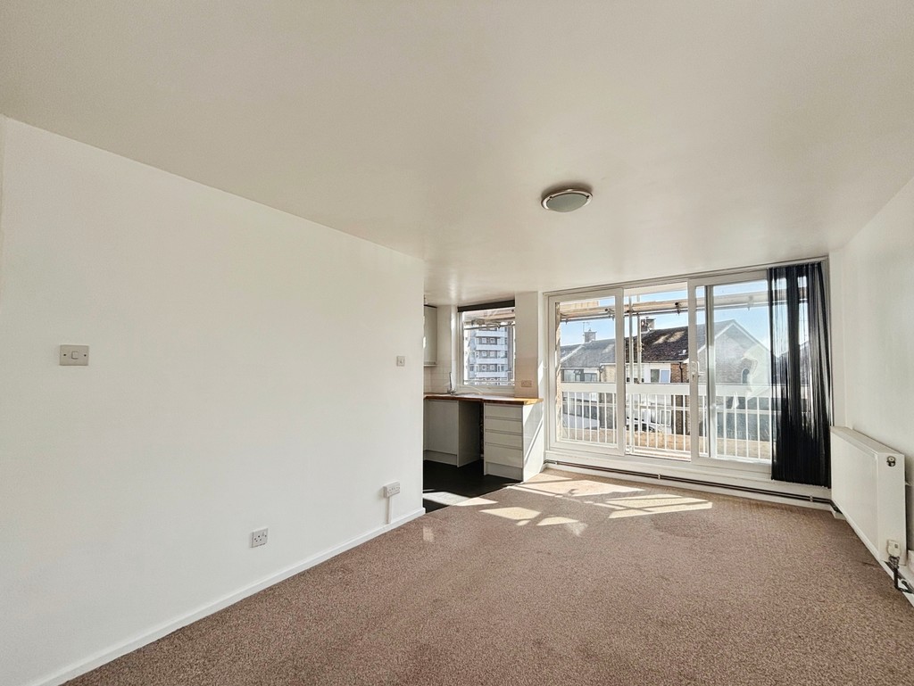 2 bed flat to rent in Furze Hill House, Furze Hill, Hove  - Property Image 4