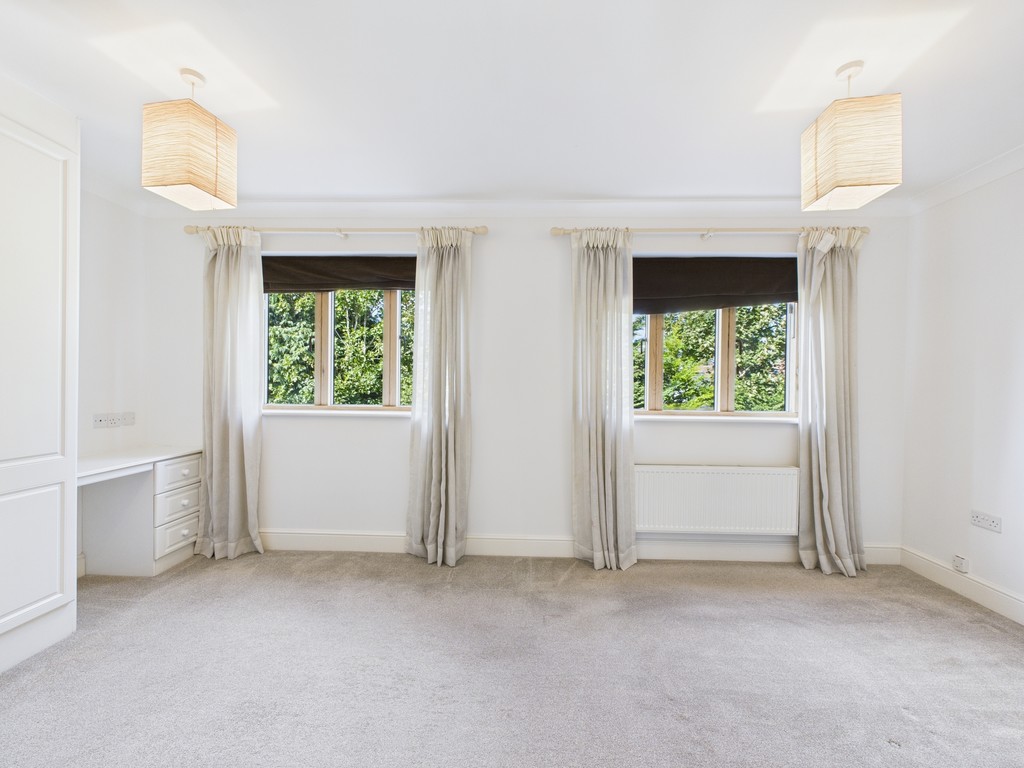 3 bed town house for sale in Kings Gate, Horsham  - Property Image 4