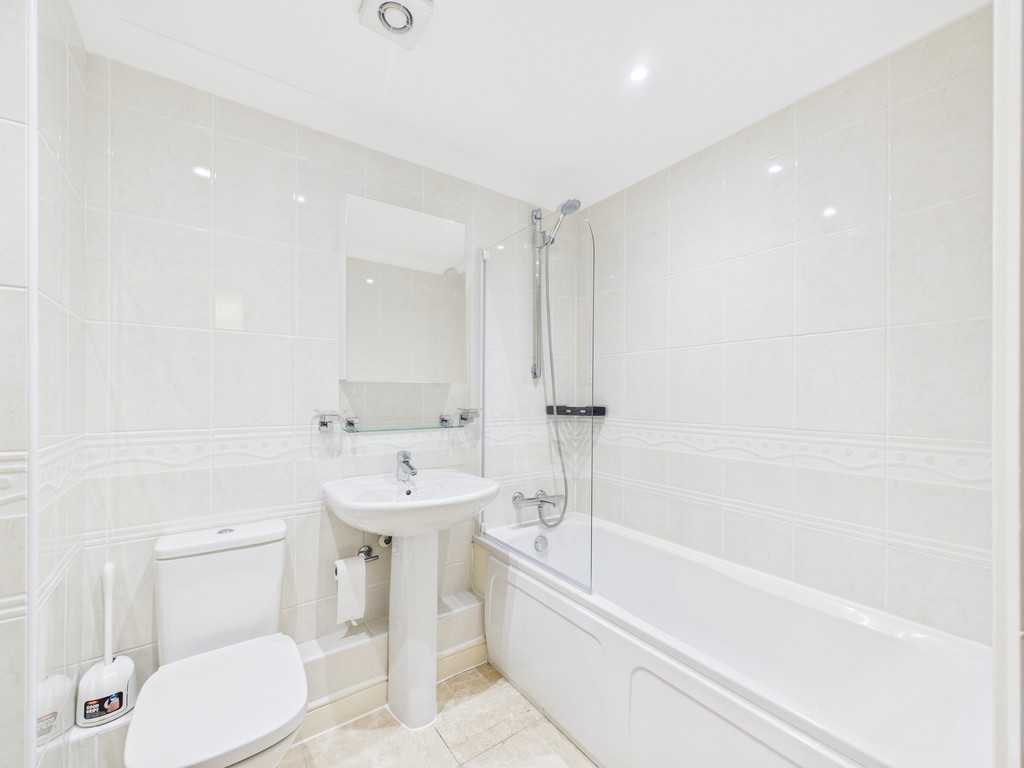 3 bed town house for sale in Kings Gate, Horsham  - Property Image 8