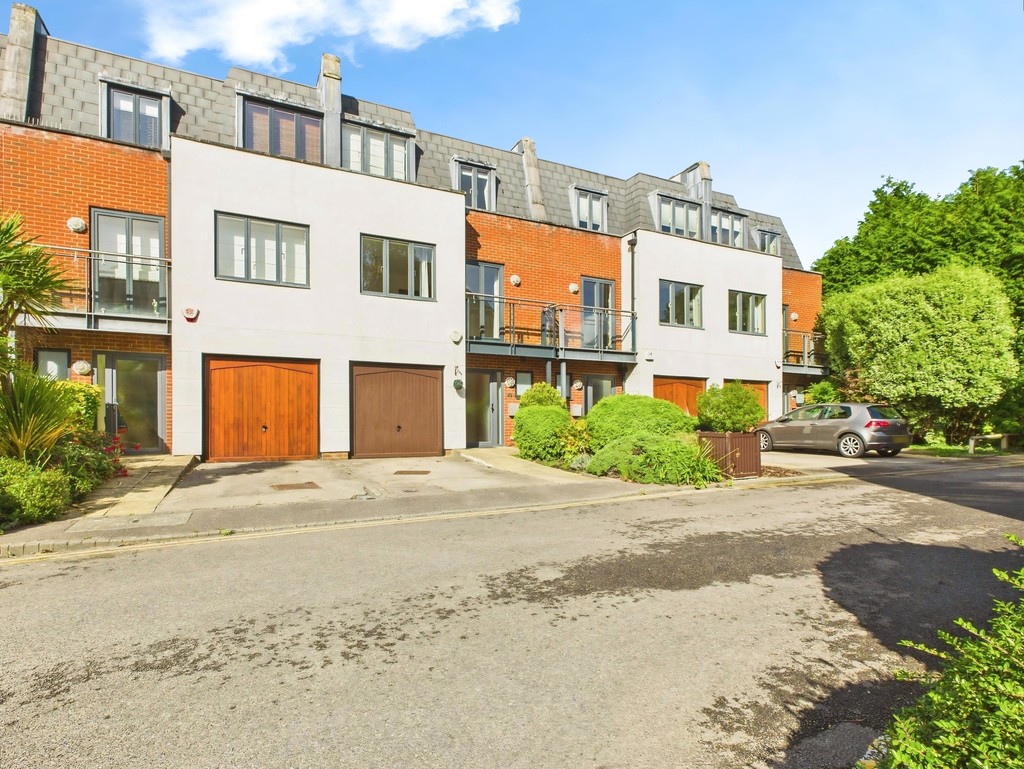 3 bed town house for sale in Kings Gate, Horsham  - Property Image 11