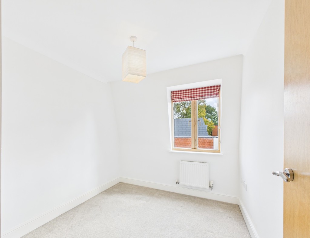 3 bed town house for sale in Kings Gate, Horsham  - Property Image 7