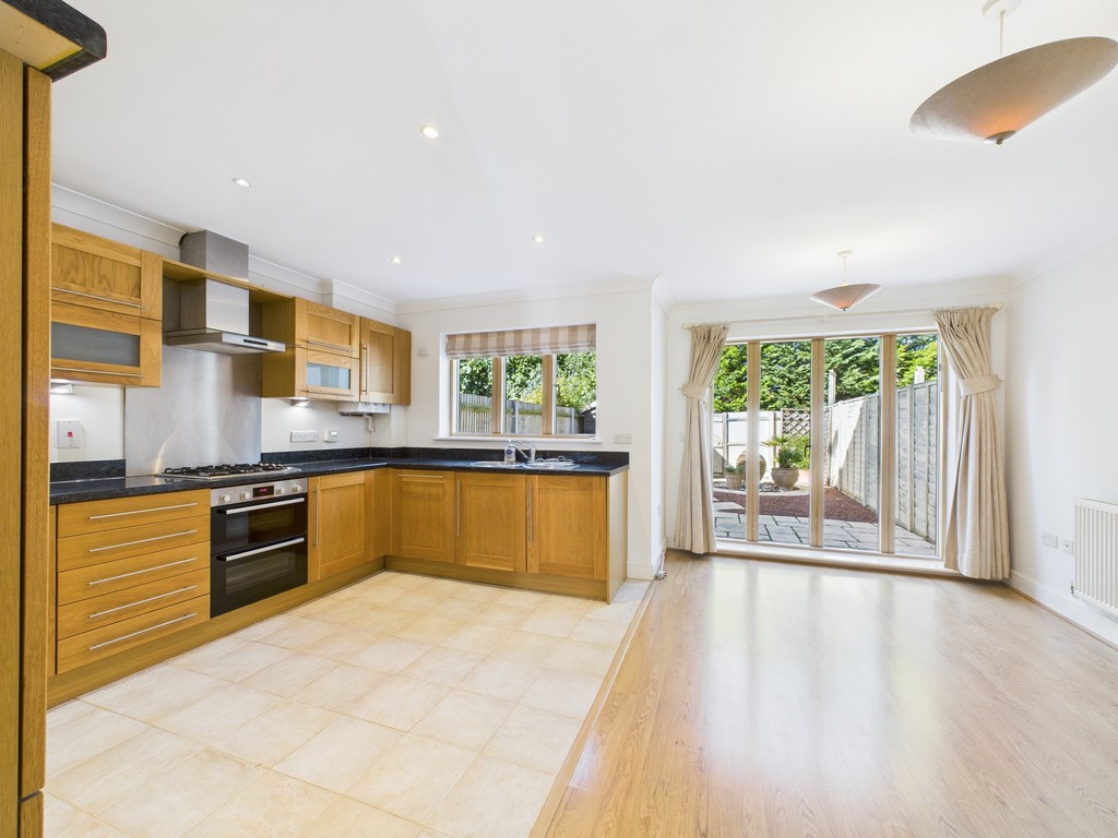 3 bed town house for sale in Kings Gate, Horsham  - Property Image 9