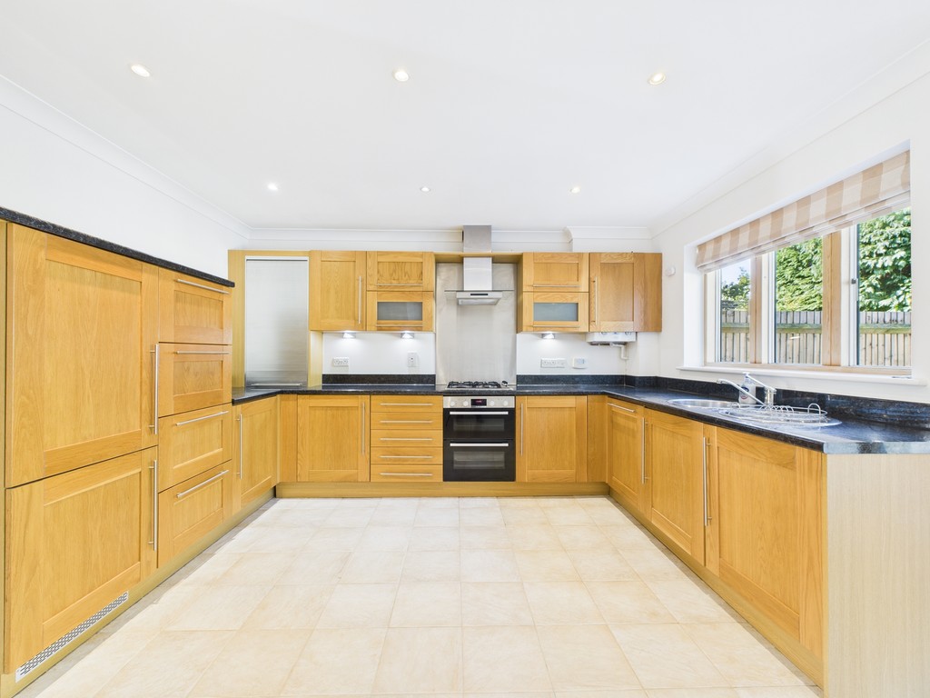 3 bed town house for sale in Kings Gate, Horsham  - Property Image 2