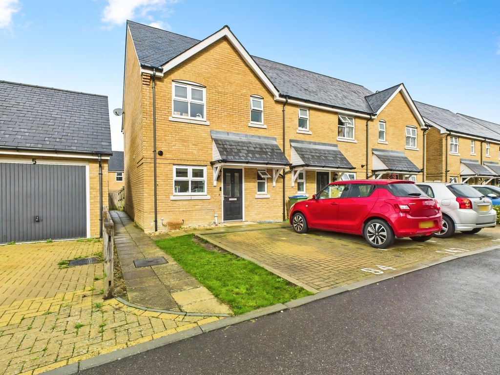 3 bed end of terrace house for sale in Olive Close, Horsham