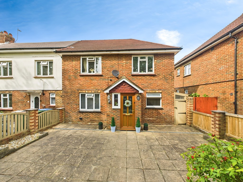 3 bed end of terrace house for sale in Oakleigh Road, Horsham