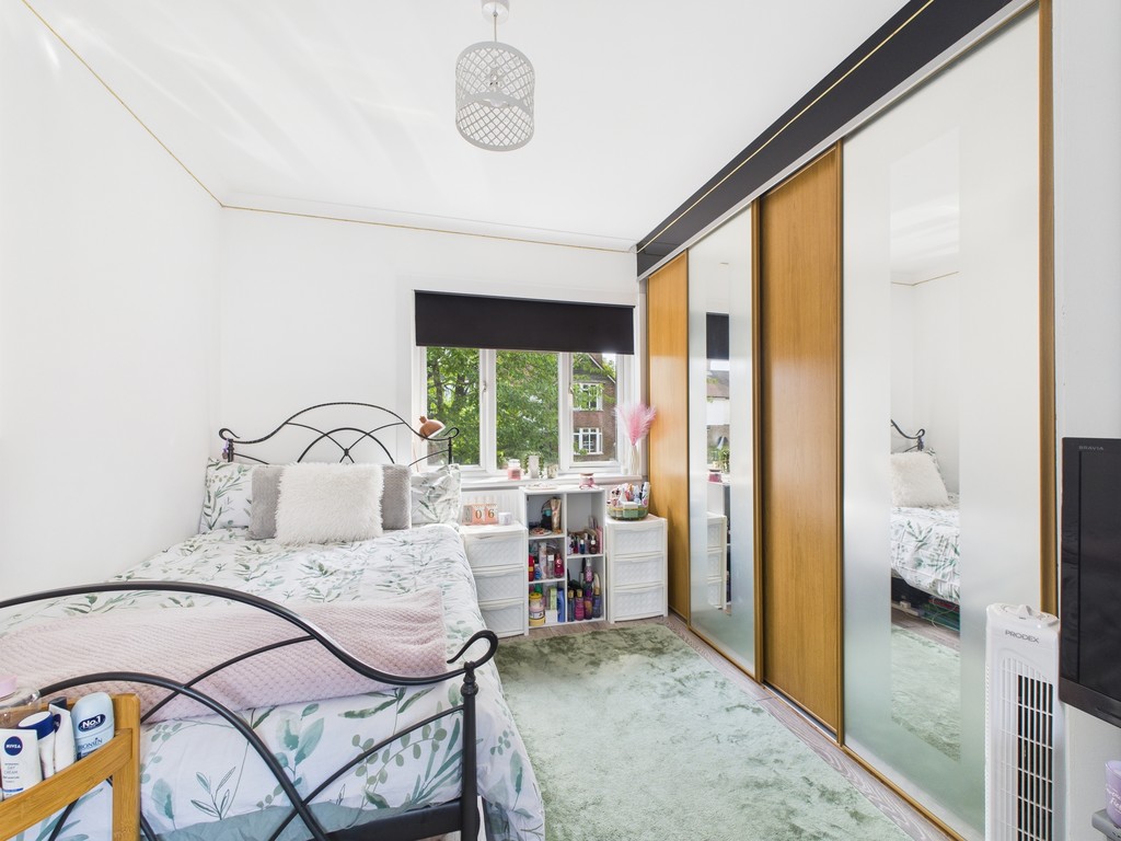 3 bed end of terrace house for sale in Oakleigh Road, Horsham  - Property Image 5