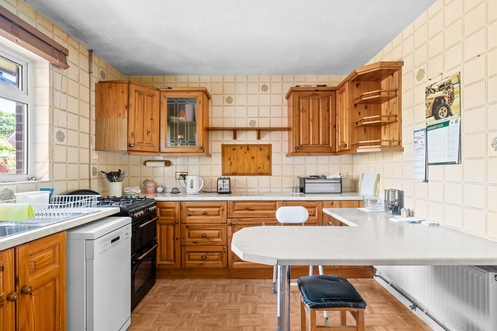 2 bed detached bungalow for sale in Comptons Lane, Horsham  - Property Image 3