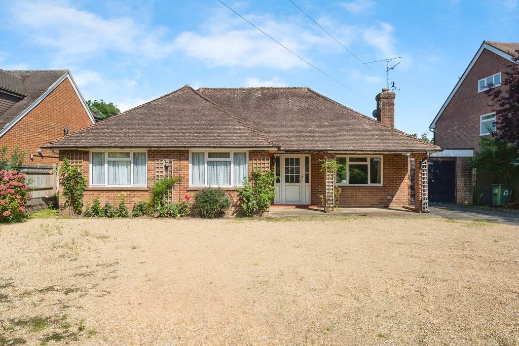 2 bed detached bungalow for sale in Comptons Lane, Horsham