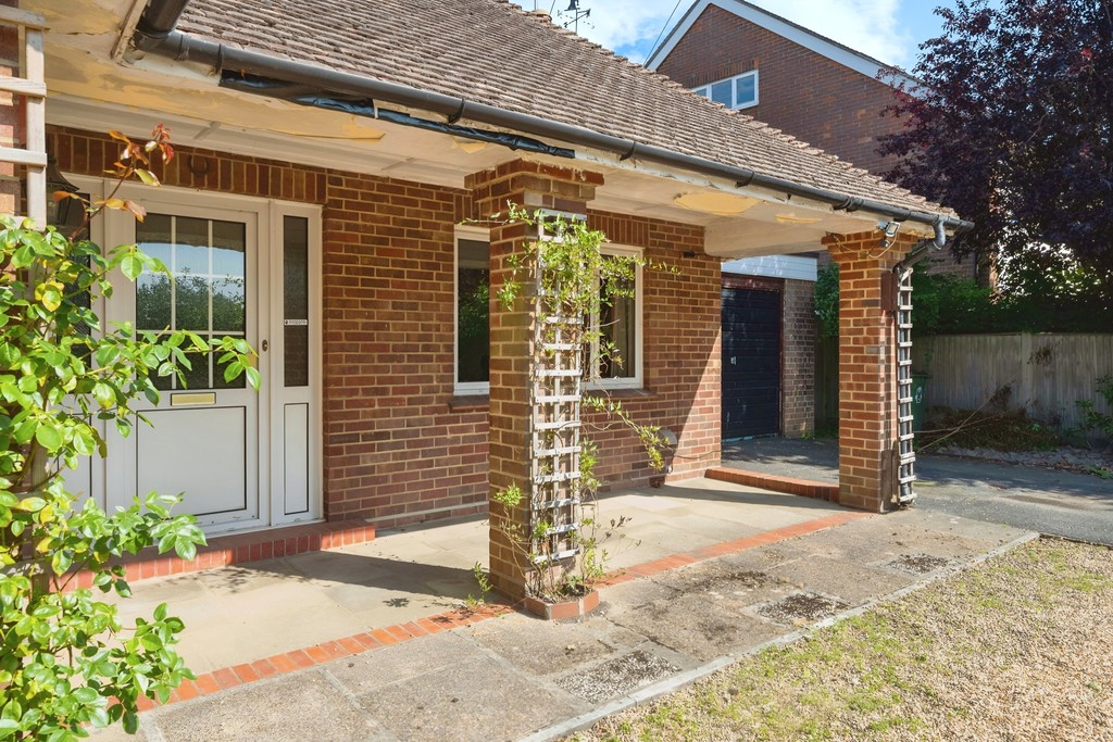 2 bed detached bungalow for sale in Comptons Lane, Horsham  - Property Image 16