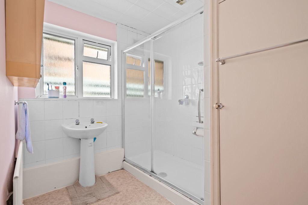 2 bed detached bungalow for sale in Comptons Lane, Horsham  - Property Image 6