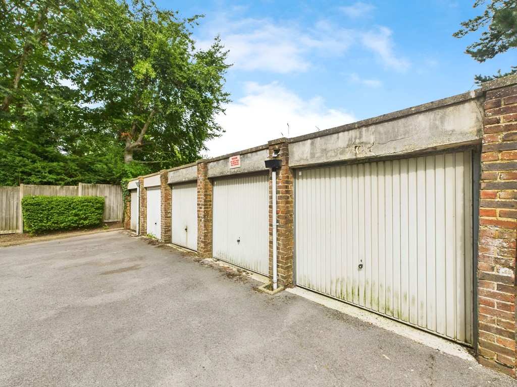 3 bed semi-detached house for sale in White Hart Court, North Parade, Horsham  - Property Image 8